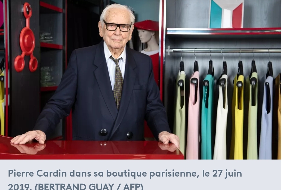 Pierre Cardin, ds sa boutique parisoenne à Paris. 