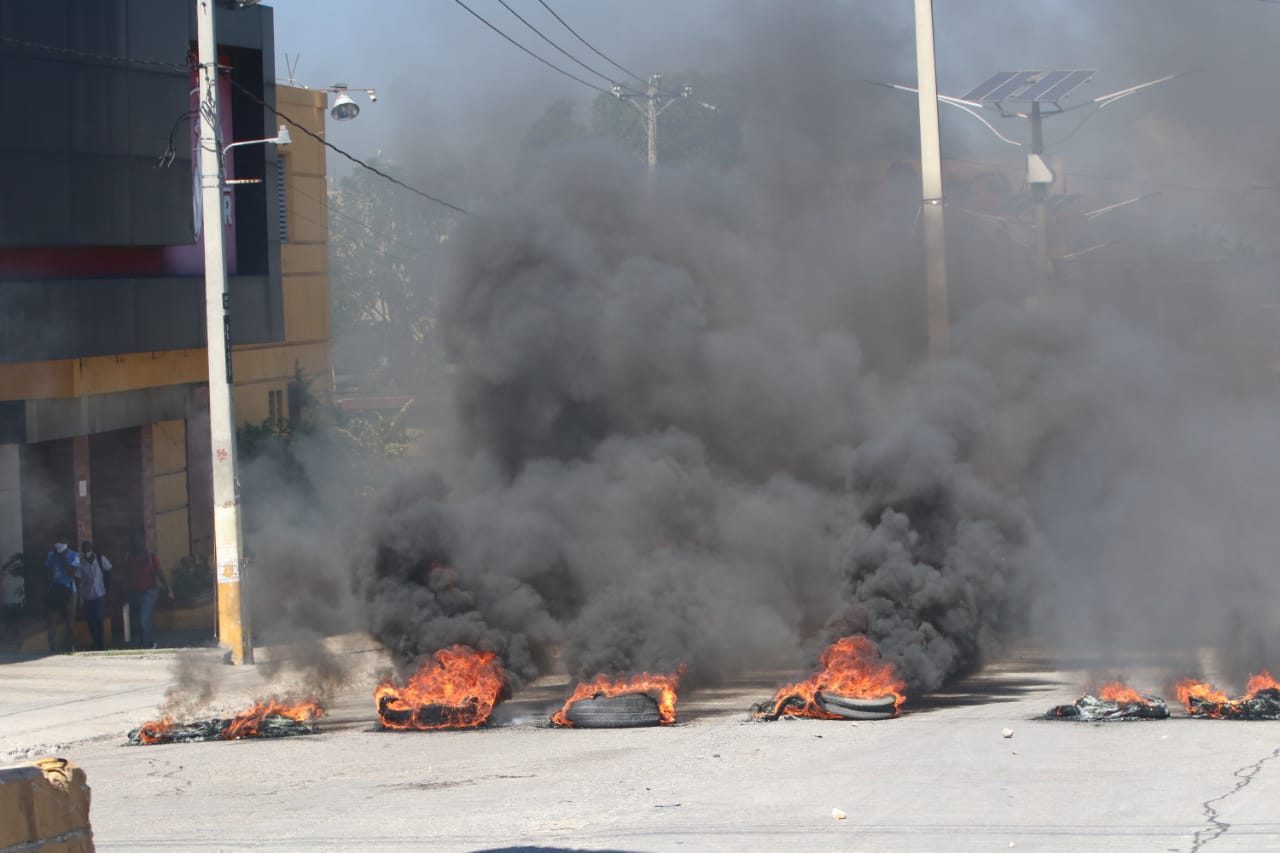 Barricades de pneus enflammés à Delmas 