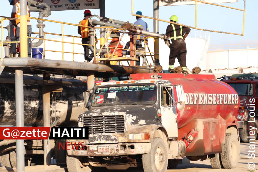 Un camion-citerne avant de quitter Varreux 