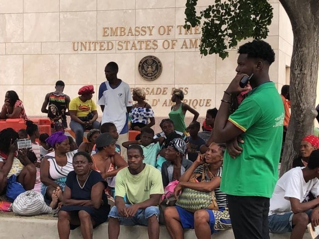 Des citoyens devant l'ambassade des USA