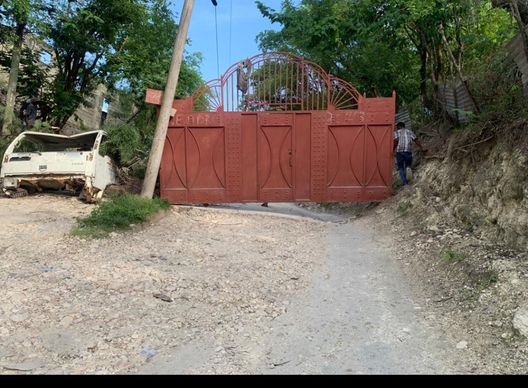 Une Barricade bloquant l'accès à Mirebalais 