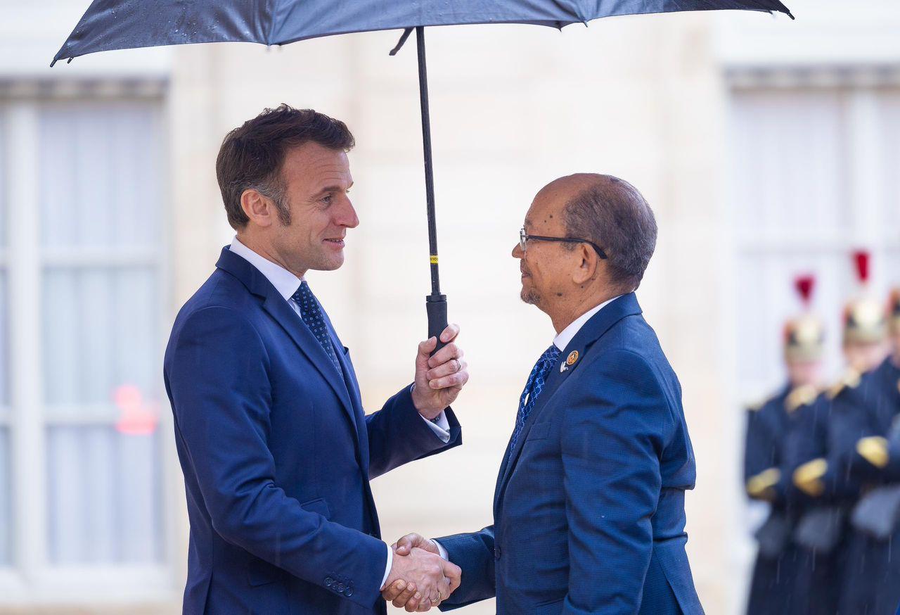 Les présidents Marcron et Voltaire 