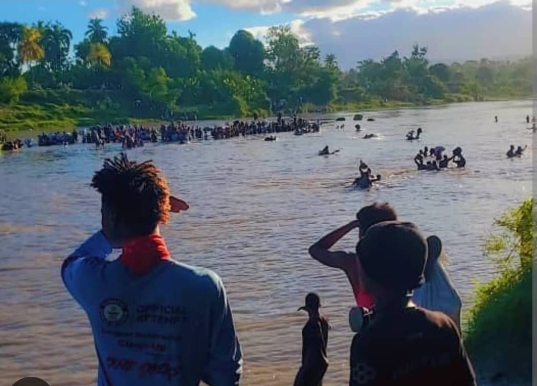 Habitants fuyant la violence à la nage( archives)