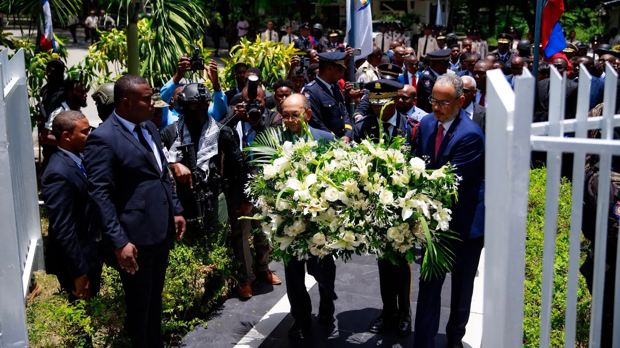 Voltaire et Fils-Aimé, gerbe de fleurs 