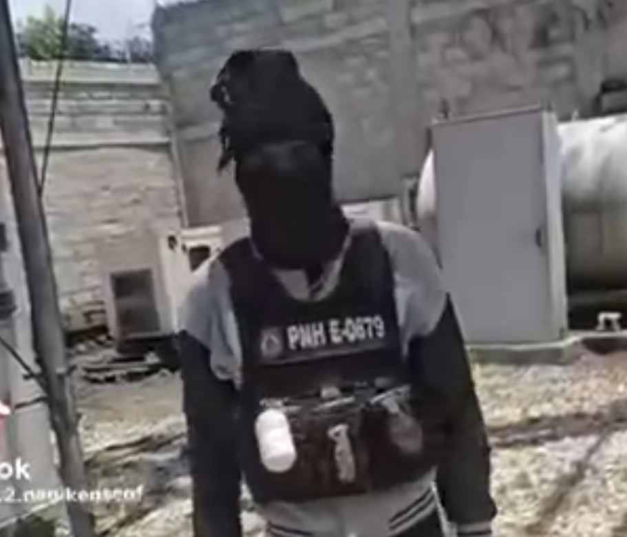 Le chef de gang Izo 2 sur le site à Kenscoff 