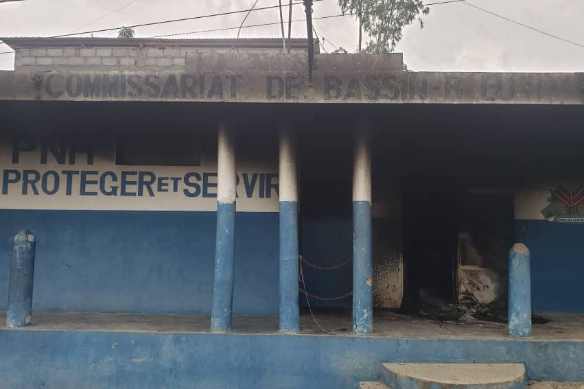 Le commissariat de Bassin Bleu incendié par le gang de Ti Bwadòm