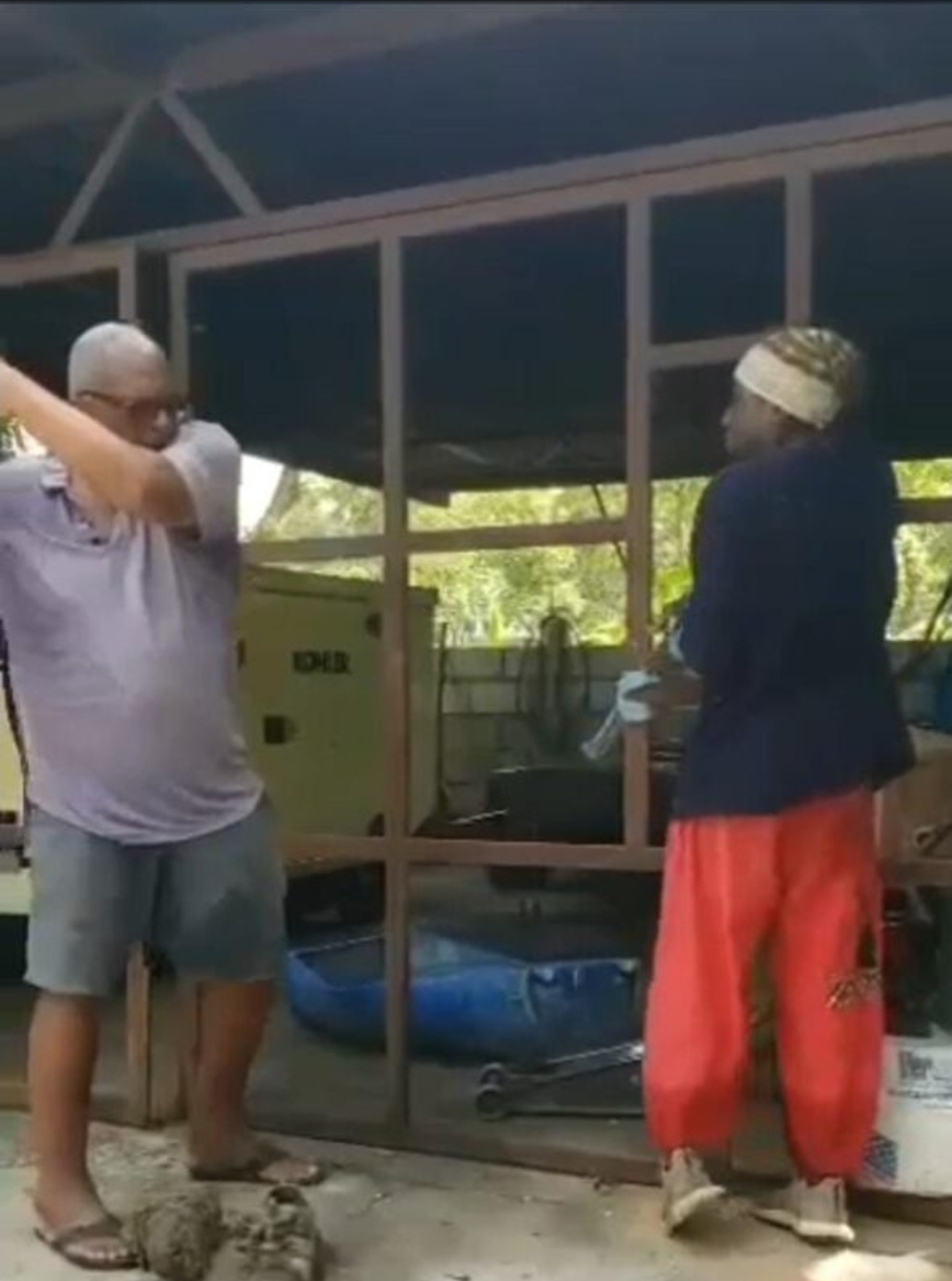  Germain entrain de frapper un employé 