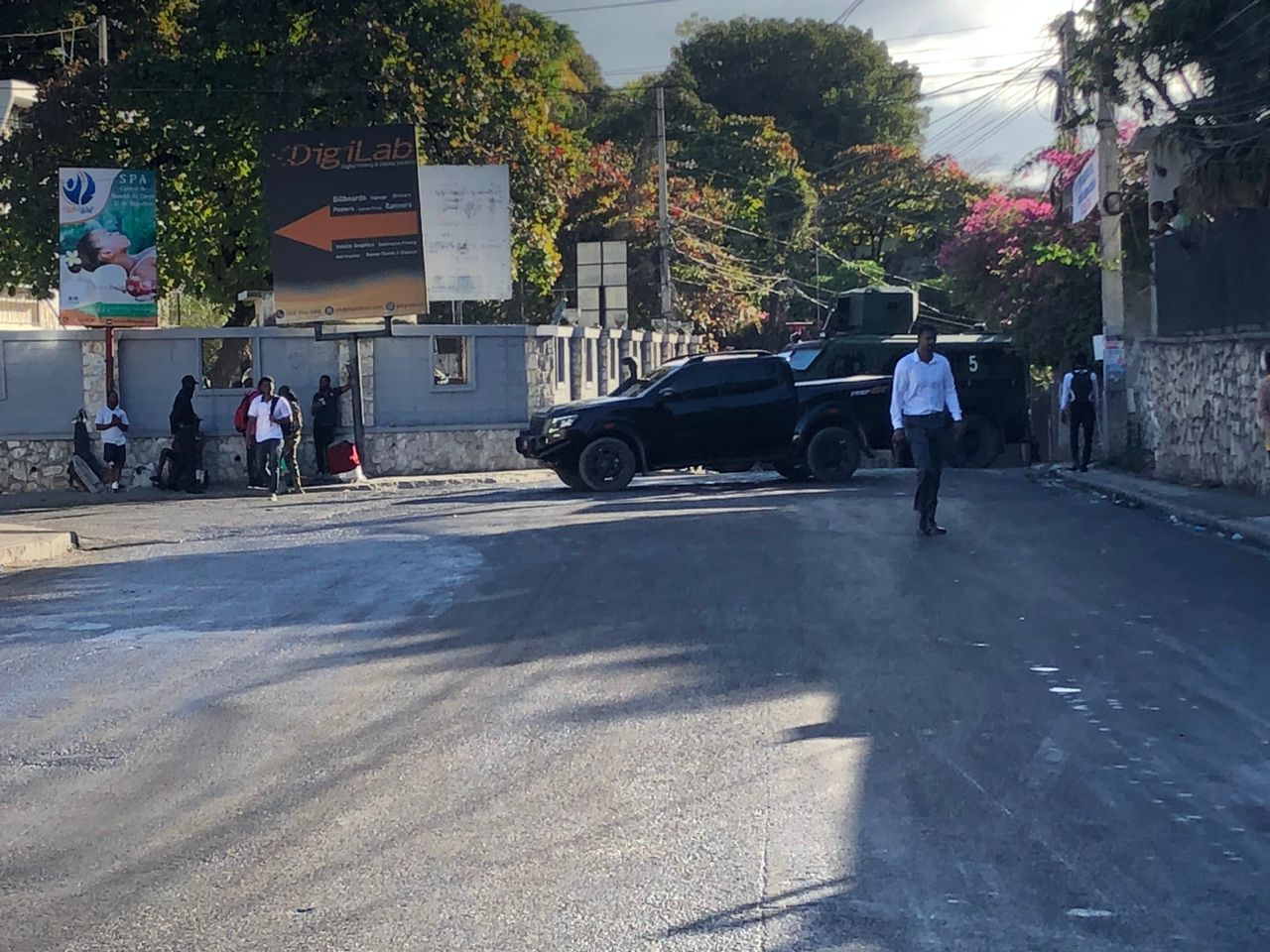 Un blindé à bloquant l'accès à la Villa d'Acc