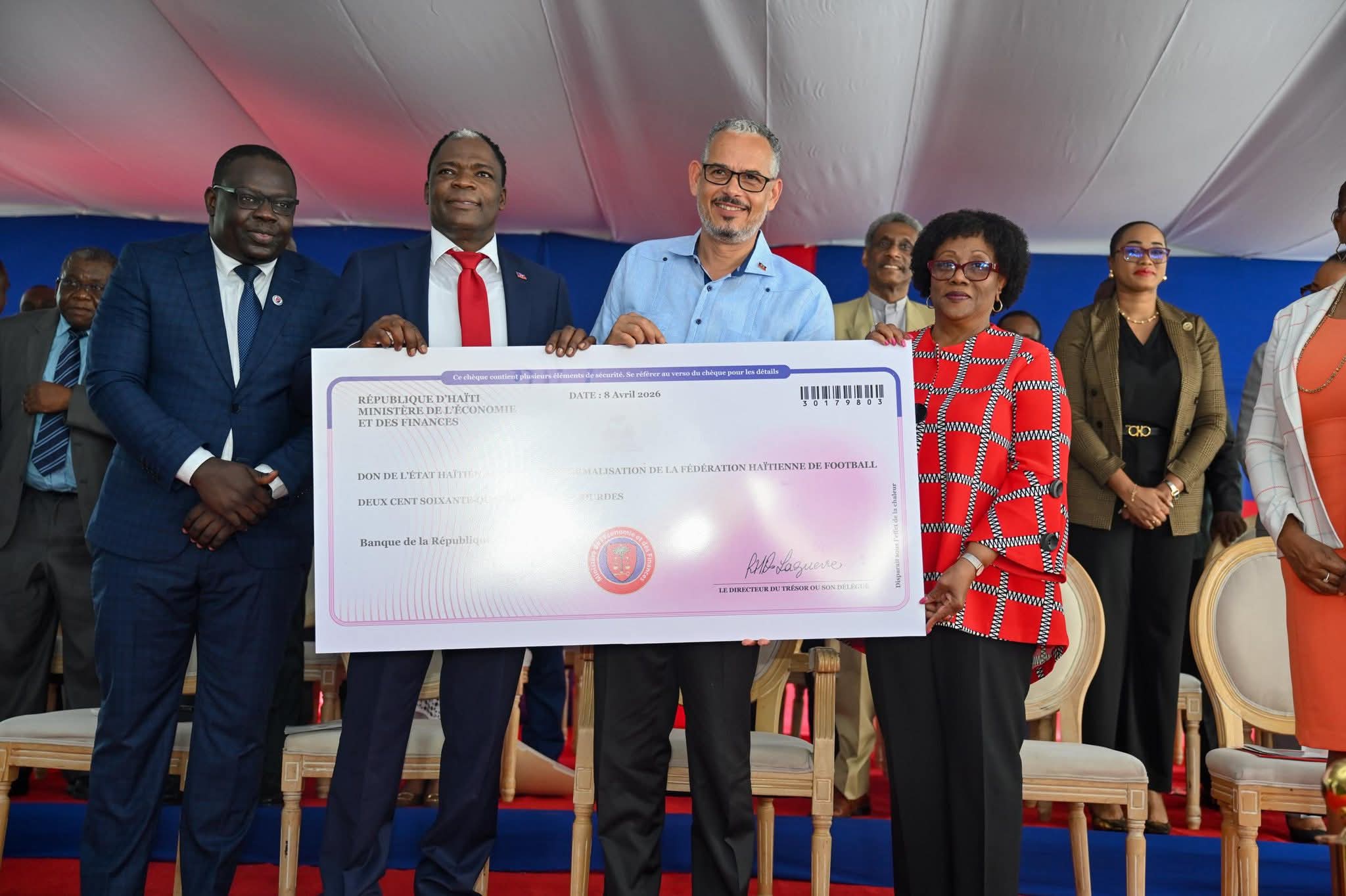L’État haïtien remet deux chèques totalisant 528 millions de gourdes pour saluer l’exploit historique des Grenadiers qualifiés au Mondial 2026