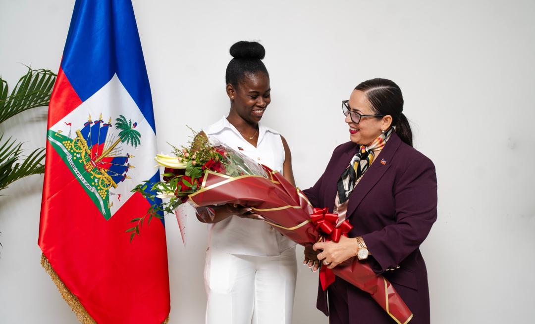 La lauréate d’Eloquentia international 2026 Abigail Alexandre reçue par la chancelière Raïna Forbin