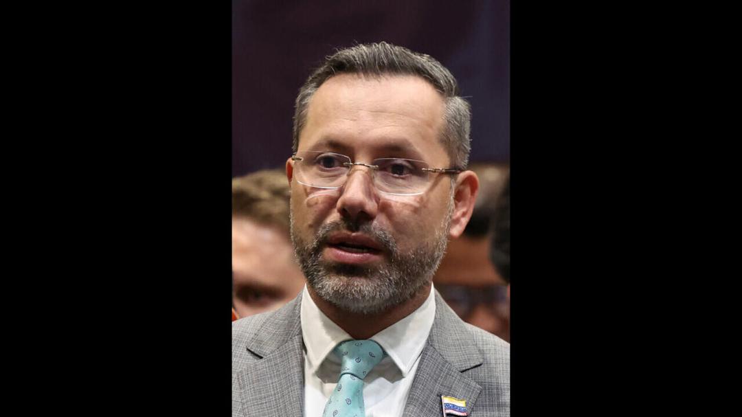Le Ministre du Logement Jaime Andrés Beltran critiqué pour des vacances en pleine crise