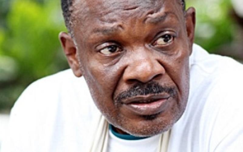 Yves Jean-Bart prés de la Fédération Haitienne de Football 