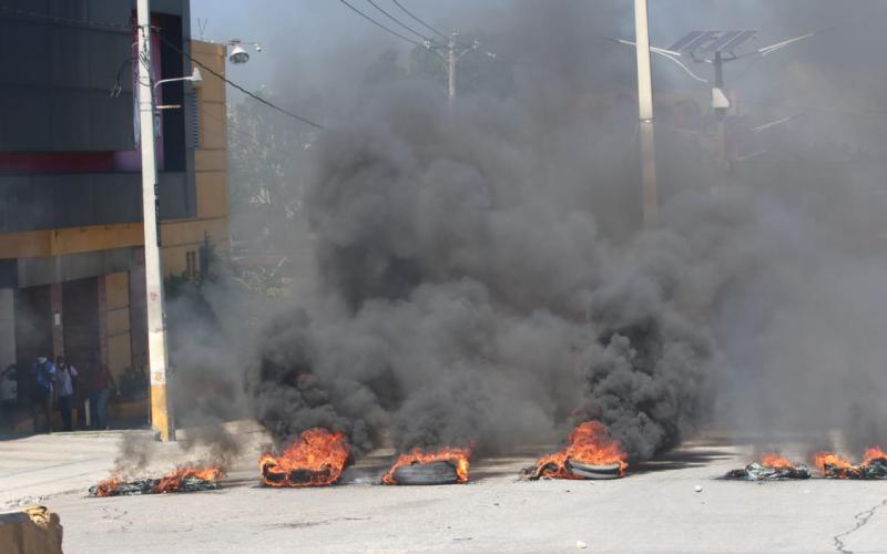 Barricades de pneus enflammés à Delmas 