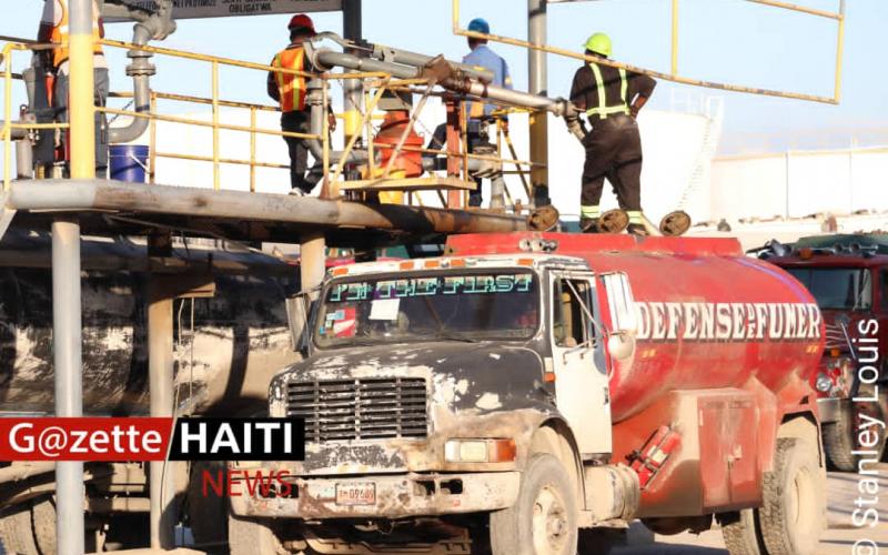 Un camion-citerne avant de quitter Varreux 