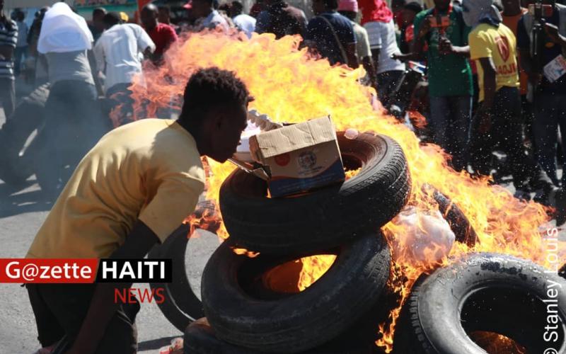 Des manifestants dressant des barricades 