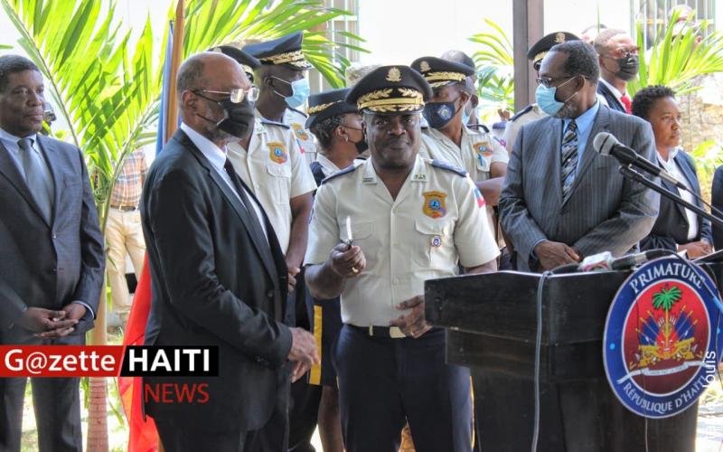 Le Pm Henry remettant des véhicules à la PNH 