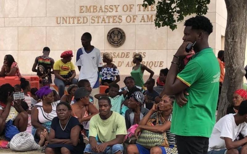 Des citoyens devant l'ambassade des USA
