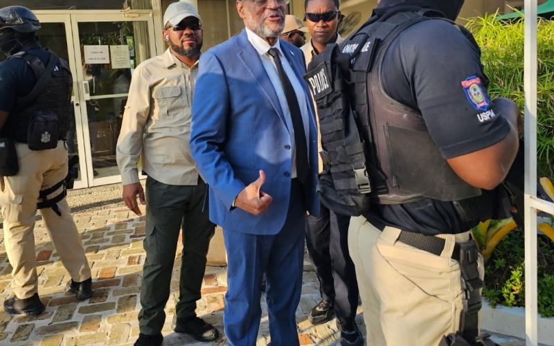 Ariel Henry à sa sortie de la rencontre 