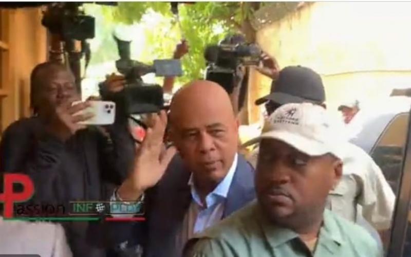 Martelly à ll'entrée du Cabinet d'instruction