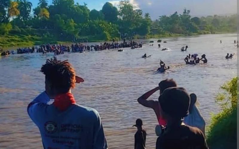 Habitants fuyant la violence à la nage( archives)