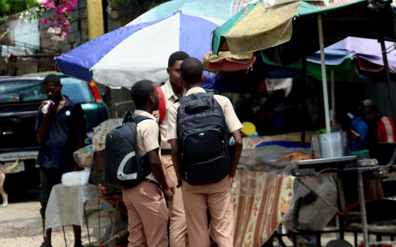 Des élèves à la rue capois 