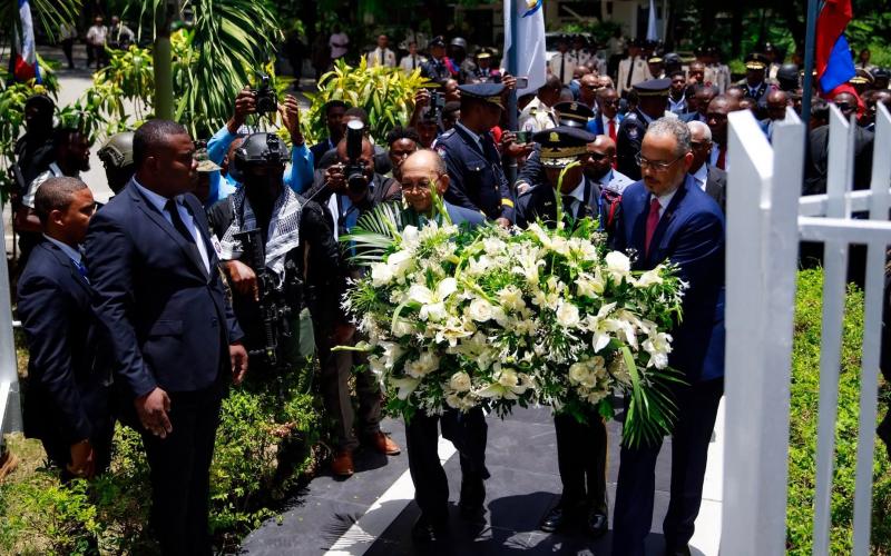 Voltaire et Fils-Aimé, gerbe de fleurs 