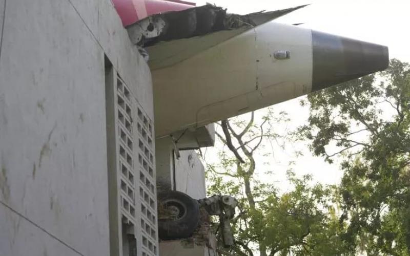 La queue du Boeing 787 d'Air India émergeant d'une résidence à Ahmedabad, ce 12 juin 2025. © AP Photo/Ajit Solanki