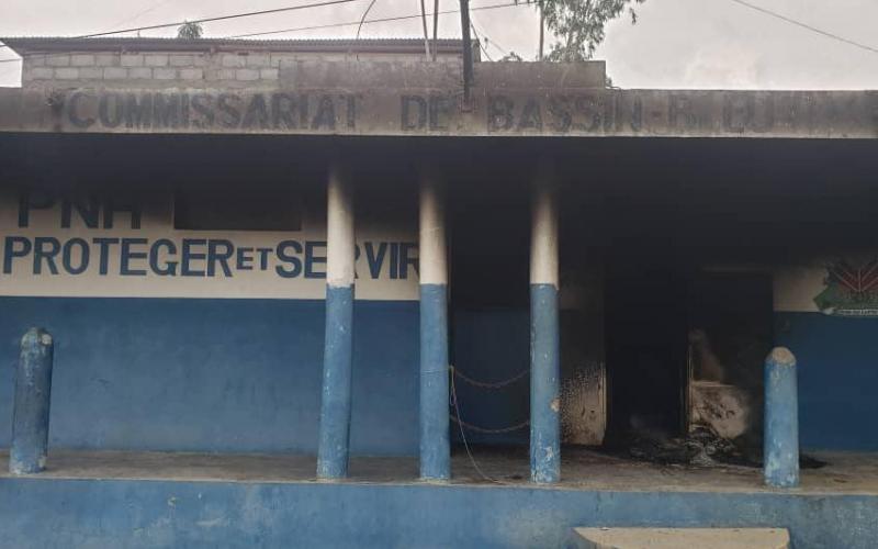 Le commissariat de Bassin Bleu incendié par le gang de Ti Bwadòm