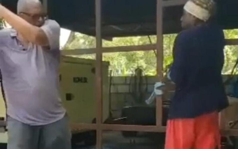  Germain entrain de frapper un employé 