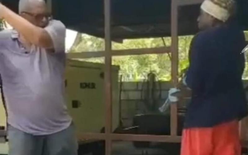 Yves Germain frappant violemment un homme