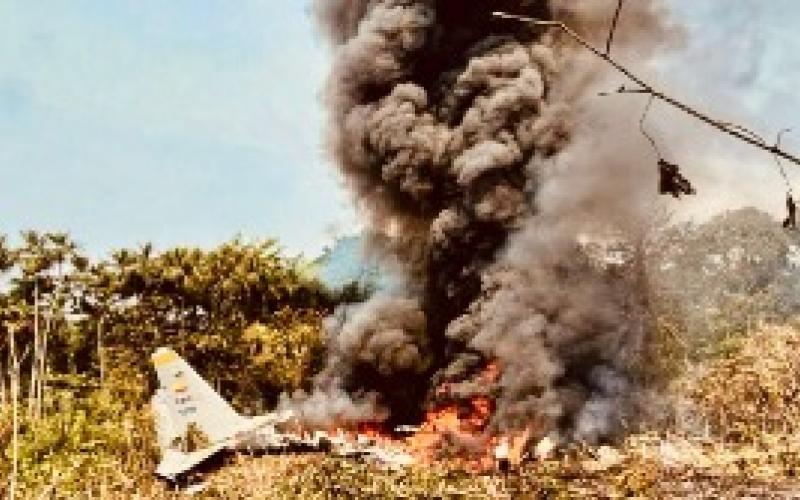 Un avion de l'armée s'écrase au décollage