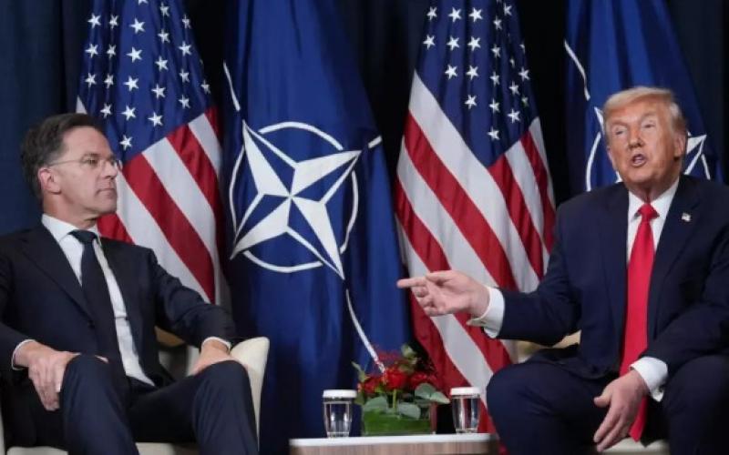 Le président Donald Trump, à droite, rencontre le secrétaire général de l'OTAN, Mark Rutte