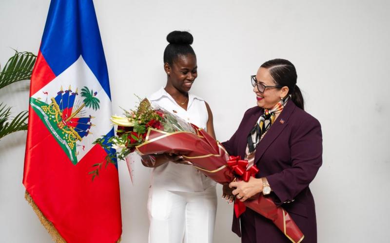La lauréate d’Eloquentia international 2026 Abigail Alexandre reçue par la chancelière Raïna Forbin