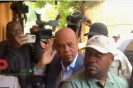 Martelly à ll'entrée du Cabinet d'instruction